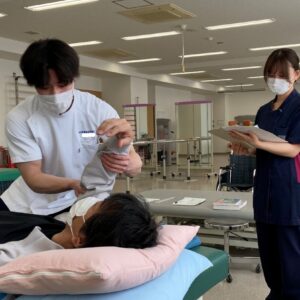 <span class="title">卒業生が試験官に！　理学療法科4年生　実習前OSCE（実技試験）</span>